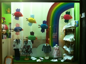 Foto del escaparate de pájaros en tienda de moda infantil, por Blk Escaparates