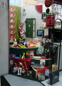 Escaparate de Verano 2013 en El Món de la LLar menaje hogar, foto FRONTAL