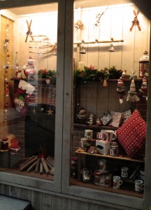 Escaparate navideño en FotoDeco & Souvenir por Miquel Pizarro, foto CENTRAL