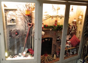 Escaparate navideño en FotoDeco & Souvenir por Miquel Pizarro, foto GENERAL