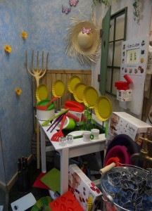 Escaparate de Primavera 2014, girasoles; menaje hogar y repostería, DETALLS 2