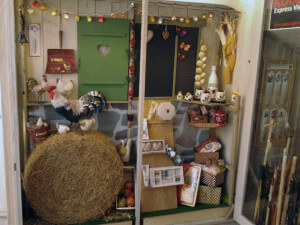 Escaparate de verano en FotoDeco&Souvenir, escaparatista Miquel Pizarro, foto 3