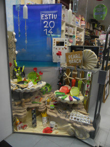 Escaparate de Verano 2014 en El Món de la LLar, por Miquel Pizarro, FRONTAL