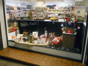 LATERAL DRET escaparate de navidad con reno Rudolph , objetos de regalo