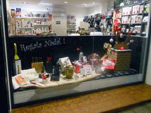 LATERAL ESQUERRA escaparate de navidad con reno Rudolph, objetos de regalo