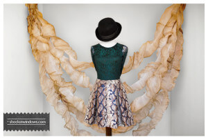 escaparate de otoño en Boutique de moda y complementos, por Shöck in windöws