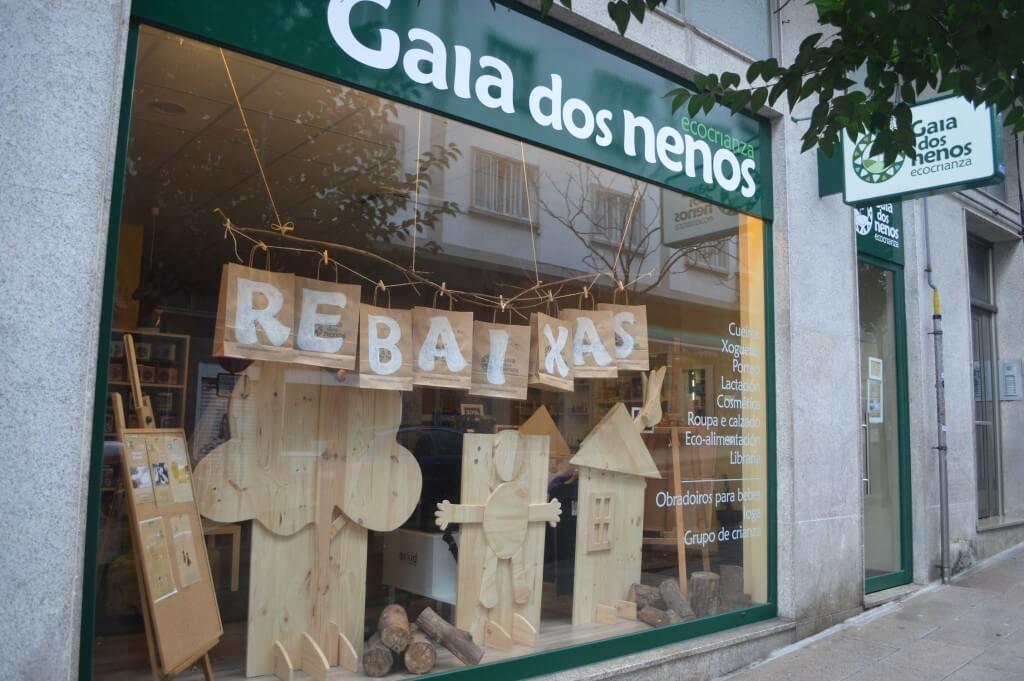 Escaparate de rebajas creativo en la tienda de puericultura Gaia dos nenos