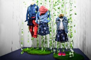 imagen del escaparate infantil en primavera 2015, escaparatistas Shöck in windöws