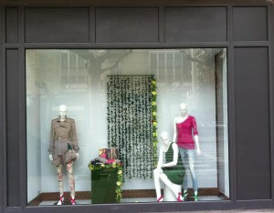Escaparate de primavera en tienda de moda mujer, imagen 2 Escaparate de primavera en tienda de moda mujer, foto 2