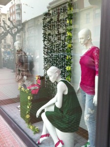 Escaparate de primavera en tienda de moda mujer, imagen 1 Escaparate de primavera en tienda de moda mujer, foto 1