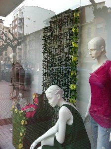 Escaparate de primavera en tienda de moda mujer, imagen 3 Escaparate de primavera en tienda de moda mujer, foto 3