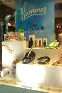 Imagen del escaparate de COOK SUMMER, propuesta veraniega 2015 para Cook&Basics, menaje hogar en Sabadell