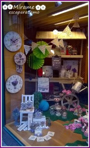 Escaparate en la tienda de regalos Brujerías, primavera 2015, imagen 1