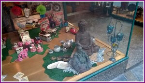 Escaparate en la tienda de regalos Brujerías, primavera 2015, imagen 4