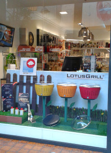 Escaparate promocional para Lotus Grill, barbacoa de verano en jardín con flores de colores, foto 1