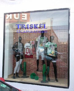 Maniquíes en escaparate de moda joven, foto 1