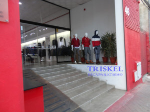 Maniquíes en escaparate de moda hombre, entrada Maniquíes en la entrada de la tienda de moda hombre, Triskel Escaparatismo