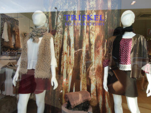 Maniquíes en escaparate otoñal Maniquíes en escaparate otoñal de moda joven, imagen 1