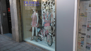 Bicicleta en la decoración de escaparate de verano, foto 1