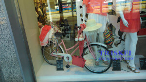 Bicicleta en la decoración de escaparate de verano, foto 2