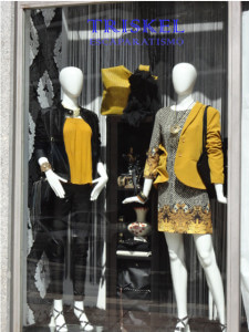 Elegancia en escaparate de moda, manaiquies elegancia en escaparate de  ropa y moda