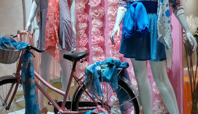 bicicleta en escaparate de primavera