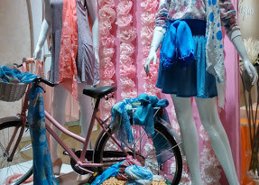 bicicleta en escaparate de primavera