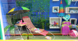 Escaparate de verano en tienda de Bazar