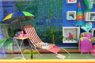 Escaparate de verano en tienda de Bazar
