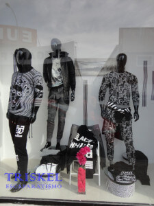 Maniquíes en escaparate de moda joven, foto 2