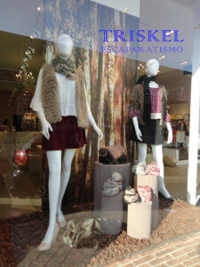 maniquíes en escaparate de otoño Maniquíes en escaparate otoñal de moda joven, imagen 2