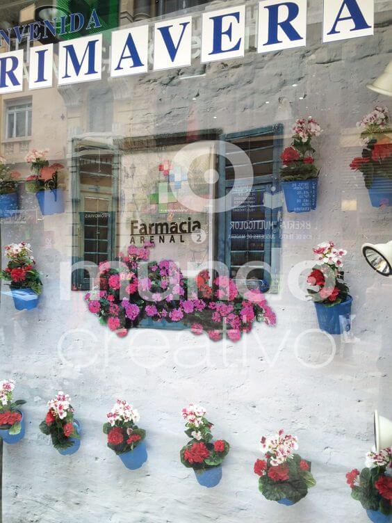 Escaparate de primavera con flores en Farmacia Arenal 2 Escaparate de Farmacia con flores, es Primavera Mundo Creativo, foto 2