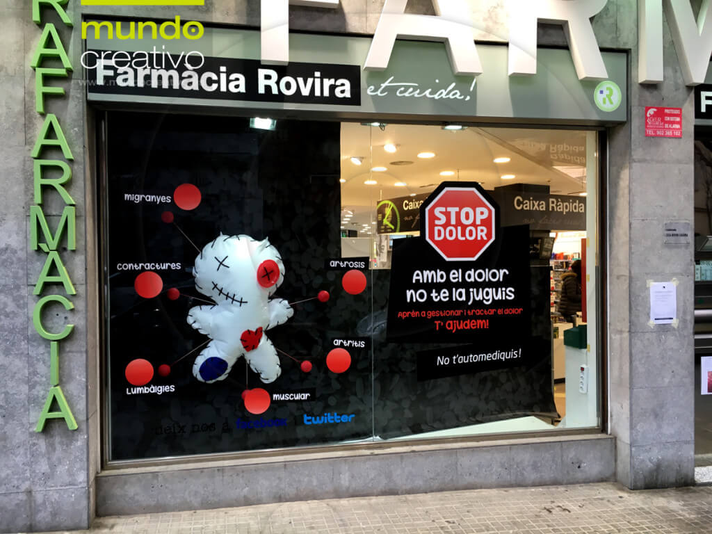 Escaparate campaña Dolor en Farmacia Rovira 1, Barcelona. Mundo Creativo