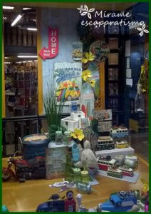 Escaparate de primavera-verano en la tienda de regalos y decoración Brujerias 1 