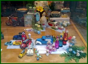 Escaparate de primavera-verano en la tienda de regalos y decoración Brujerias 5