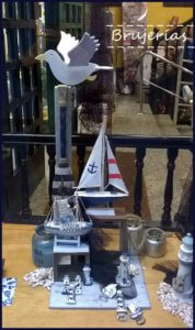 Escaparate de primavera-verano en la tienda de regalos y decoración Brujerias 7