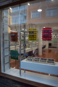 Escaparate con cartones de huevos, idea de escaparate vista en optica Veo Veo, imagen 3