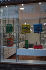 Escaparate con cartones de huevos, idea de escaparate vista en optica Veo Veo, imagen 4