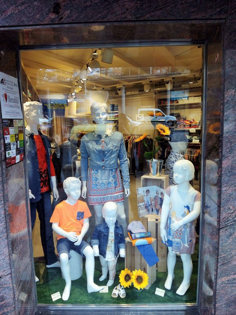 Escaparate de primavera con cajas de madera en Peque’s Moda Infantil, ropa informal 1