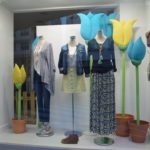 Escaparate de primavera con flores en la tienda de ropa y moda mujer by Clossét, imagen 3