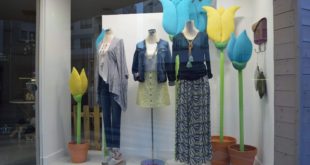 Escaparate de primavera con flores en la tienda de ropa y moda mujer by Clossét, imagen 3