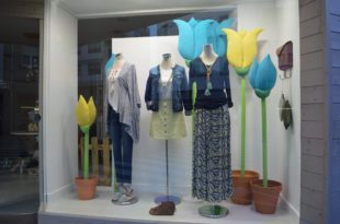 Escaparate de primavera con flores en la tienda de ropa y moda mujer by Clossét, imagen 3