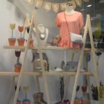 Escaparate de primavera con macetas en la tienda de ropa y moda mujer by Clossét, imagen 4