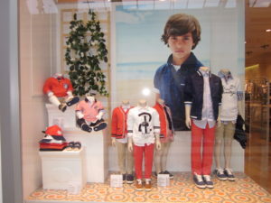  Escaparate de ropa y moda infantil en la tienda Mayoral del CC. Plaza Norte S.S. Reyes, Madrid, niños