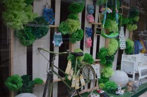 Bicicleta en escaparate de primavera de tienda de puericultura, imagen 4