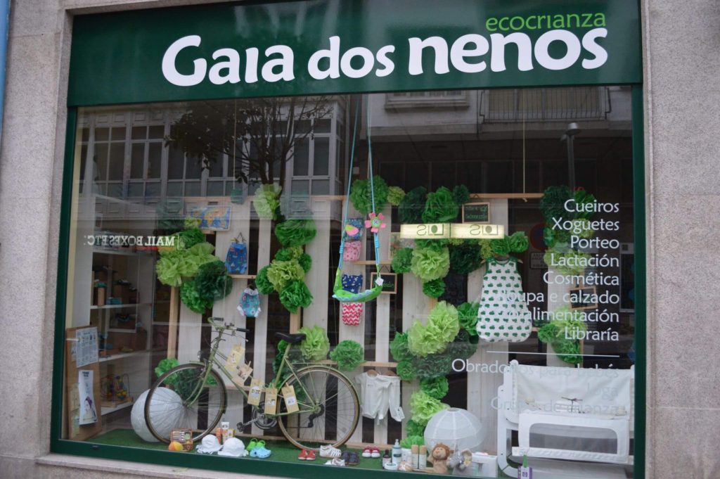 Escaparate llamativo de primavera en tienda de puericultura, Escaparatismo