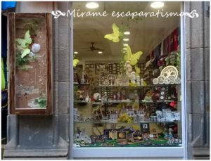 Escaparate souvenirs, regalos y artesanía gallega; Mírame escaparatismo, foto 1