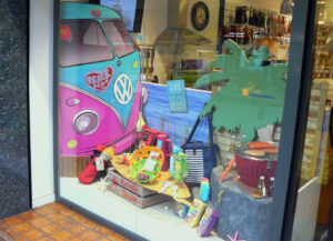 Escaparate Verano surfero en Cuinetes, 2016, Escaparatismo en Barcelona por Miquel Pizarro, detra p