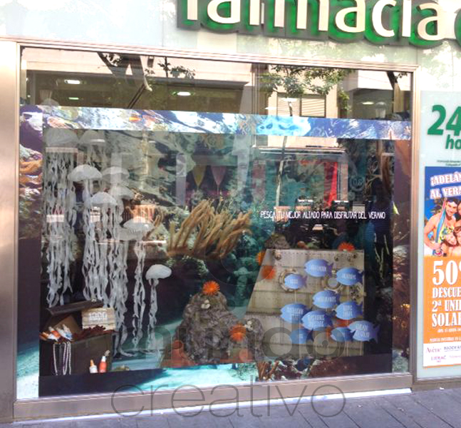 Escaparate de verano en Farmacia Pesca tu mejor aliado para disfrutar del verano, imagen 1