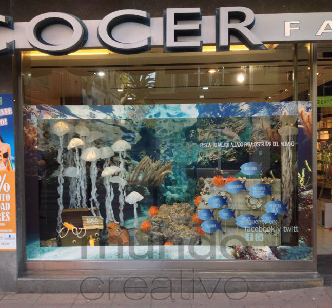 Escaparate de verano en Farmacia Pesca tu mejor aliado para disfrutar del verano, imagen 2